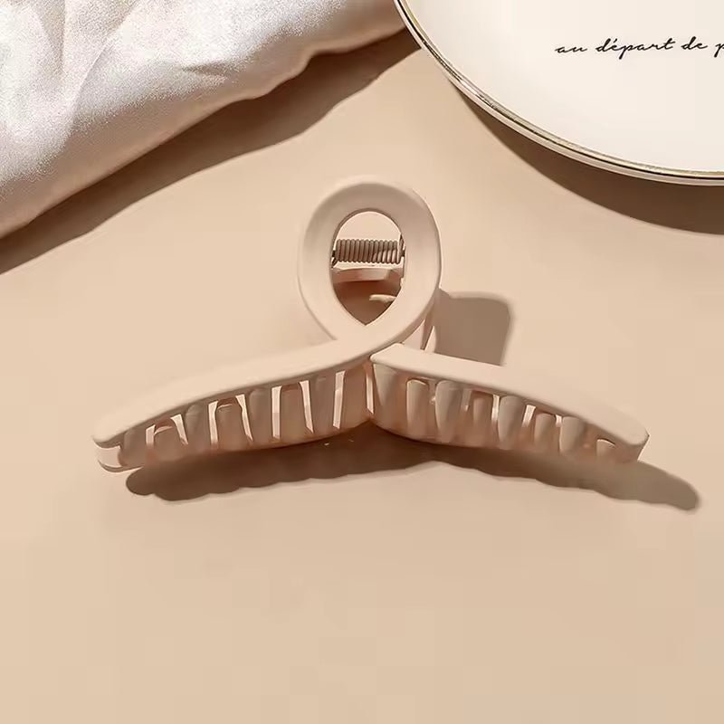 Kasdienės plaukų žnyplės su kilpa smėlio spalvos- Plaukuota-žnyplės