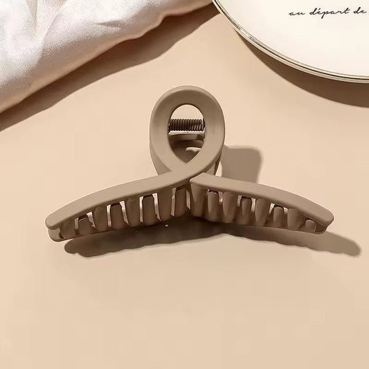 Kasdienės plaukų žnyplės su kilpa rudos spalvos- Plaukuota-žnyplės