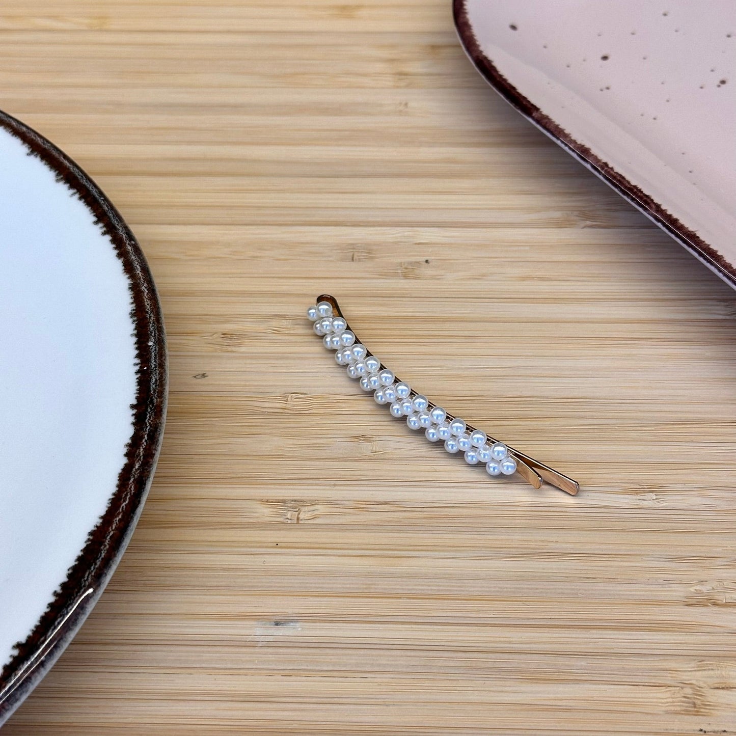 Plaukų aksesuarai su dirbtinių perlų triguba juostele - Plaukuota - segtukai