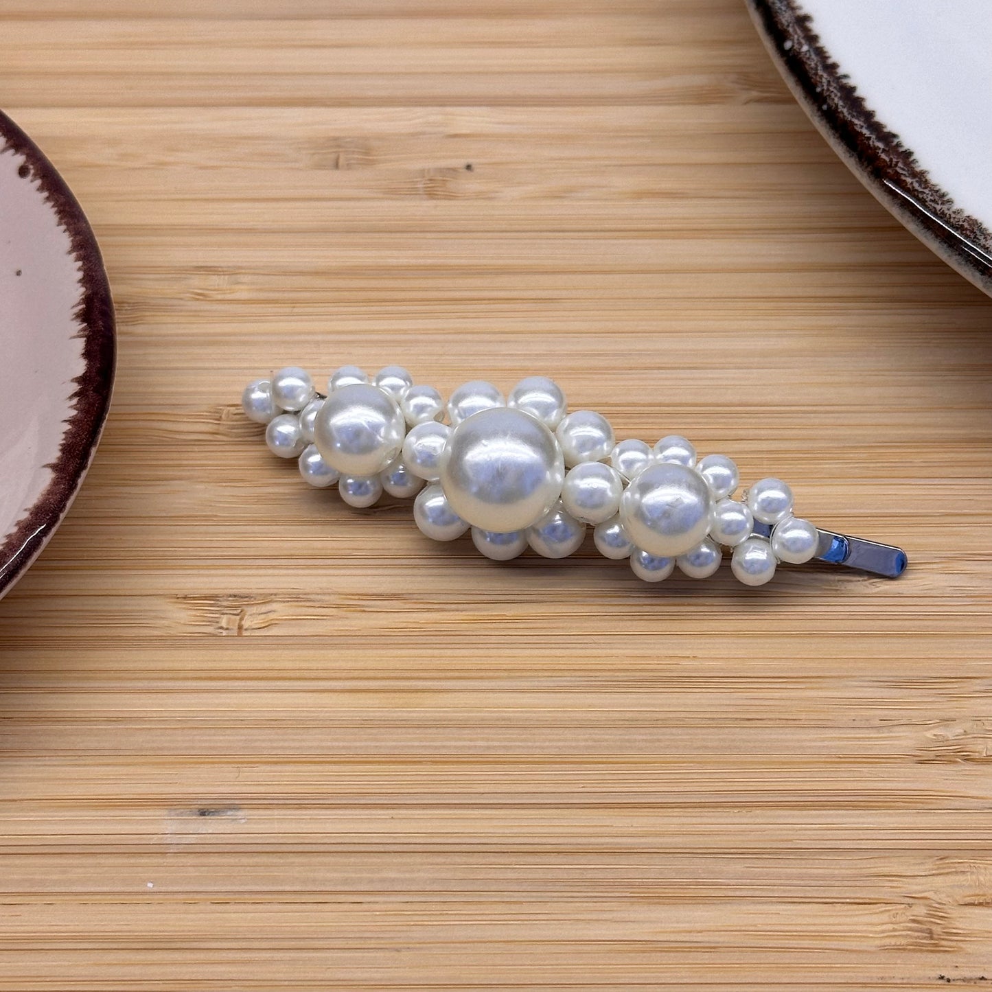 Plaukų aksesuarai su didelėmis dirbtinių perlų gėlytėmis