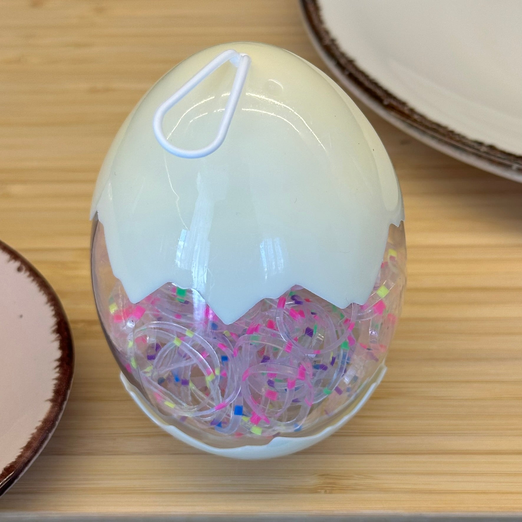 Permatomos guminės gumytės geltoname kiaušinio dėkle