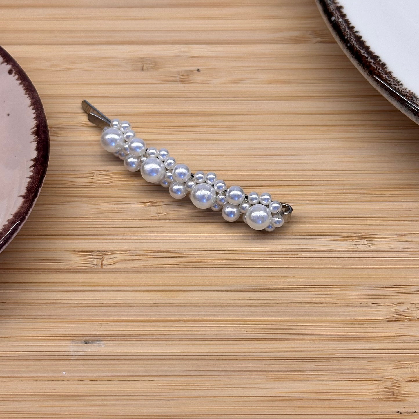 Plaukų aksesuarai su dirbtinių perlų gėlytėmis - Plaukuota -segtukai