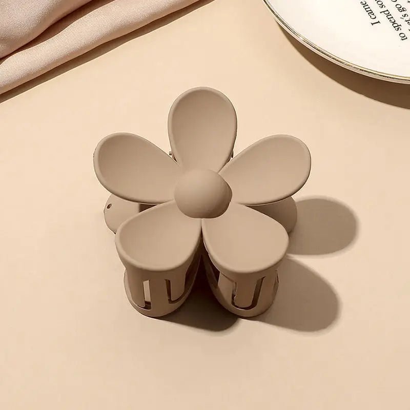 Išskirtinio dizaino plaukų žnyplės gėlytė rudos spalvos - Plaukuota-žnyplės