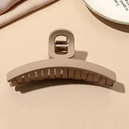 Kasdienės plaukų žnyplės lenktos linijos rudos spalvos - Plaukuota-žnyplės