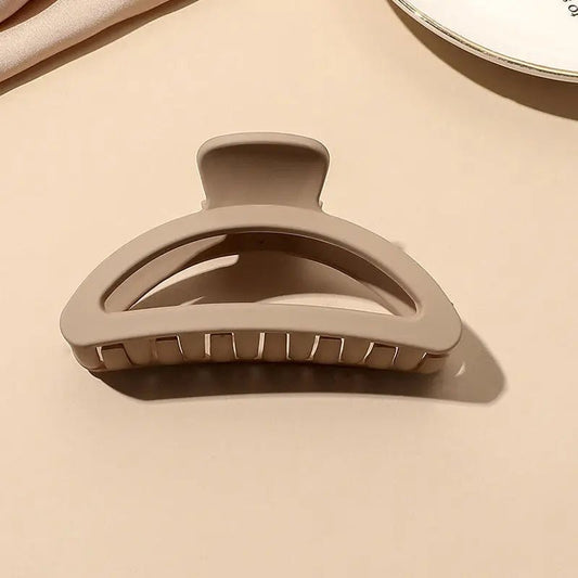 Kasdienės plaukų žnyplės pusmėnulis rudos spalvos - Plaukuota-žnyplės