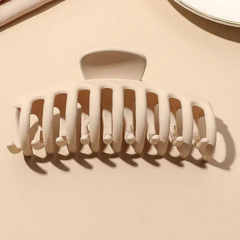 Kasdienės plaukų žnyplės su lenktais dantukais smėlio spalvos- Plaukuota-žnyplės