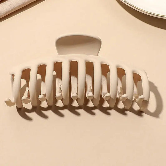 Kasdienės plaukų žnyplės su lenktais dantukais smėlio spalvos- Plaukuota-žnyplės