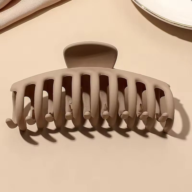 Kasdienės plaukų žnyplės su lenktais dantukais rudos spalvos - Plaukuota-žnyplės