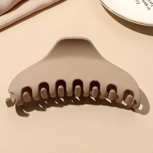 Klasikinio dizaino kasdienės plaukų žnyplės rudos spalvos - Plaukuota-žnyplės