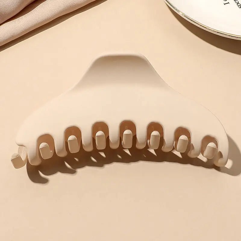 Klasikinio dizaino kasdienės plaukų žnyplės smėlio spalvos - Plaukuota-žnyplės