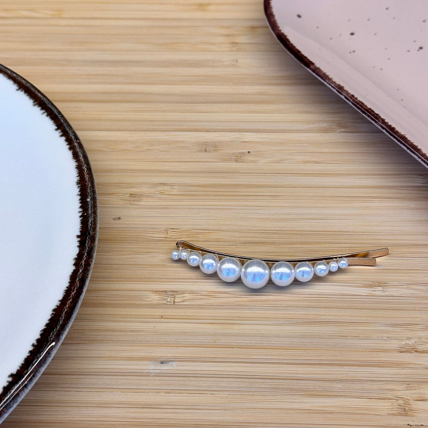 Plaukų aksesuarai su skirtingų dydžių dirbtinių perlų juostele - Plaukuota - segtukai