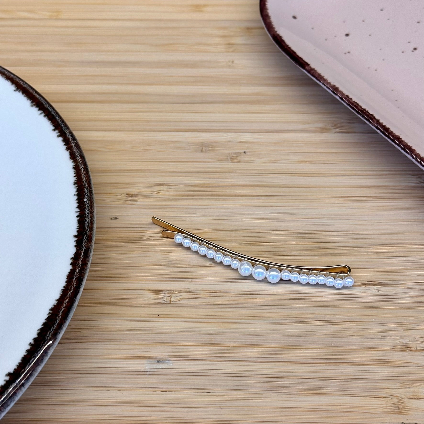 Plaukų aksesuarai su skirtingų dydžių dirbtinių perlų juostele - Plaukuota - segtukai