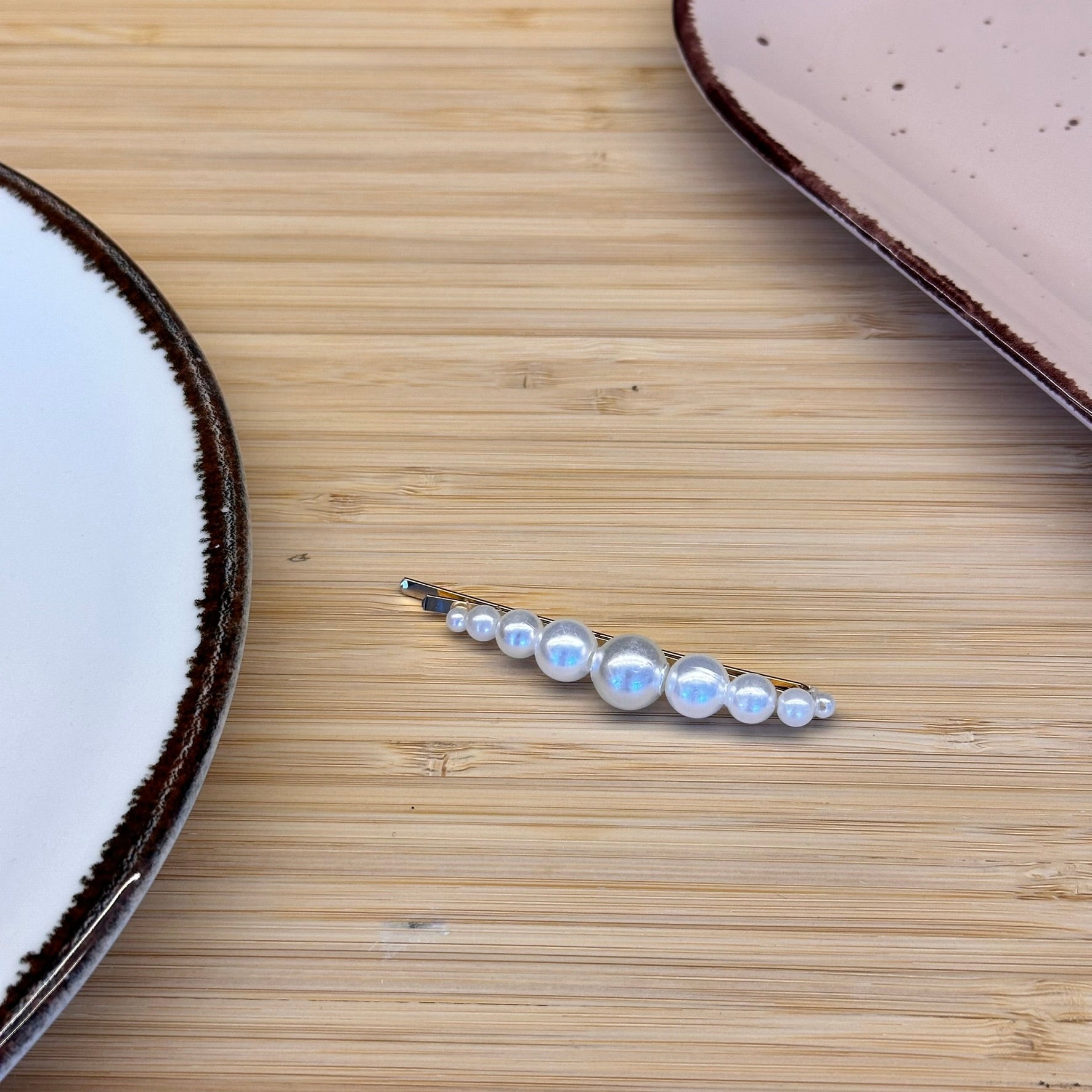 Plaukų aksesuarai su skirtingų dydžių dirbtinių perlų juostele - Plaukuota - segtukai