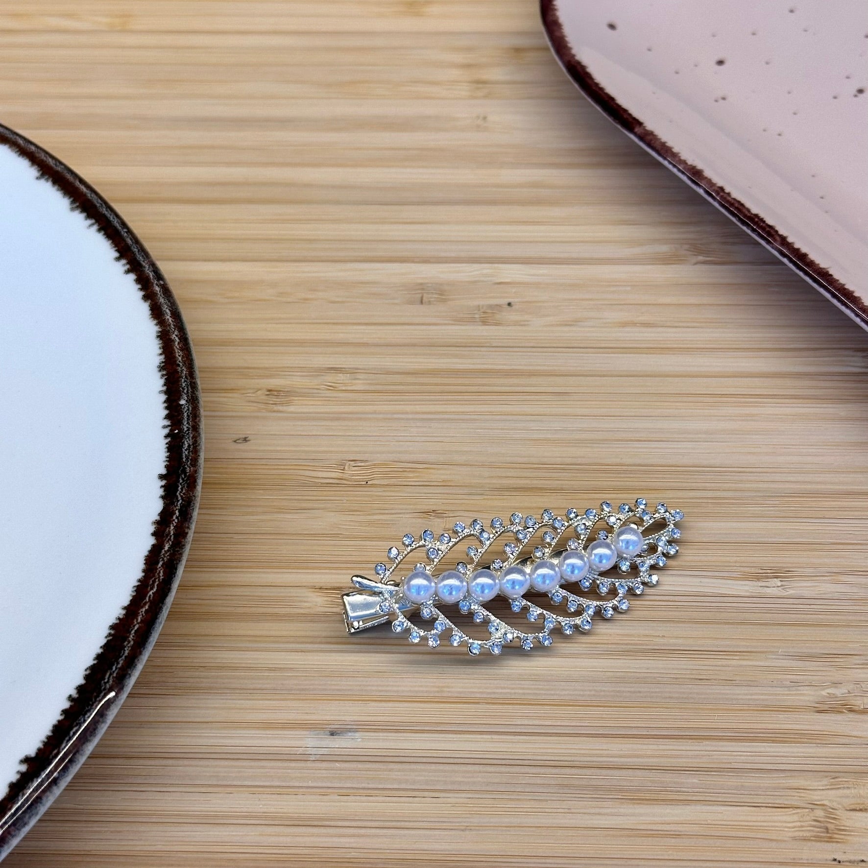 Plaukų aksesuaras segtukas lapelis su blizgučiais ir perlais - Plaukuota - segtukai