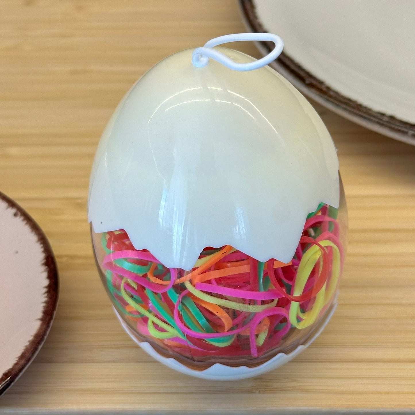 Ryškių spalvų guminės gumytės geltoname kiaušinio dėkle - Plaukuota - gumelės