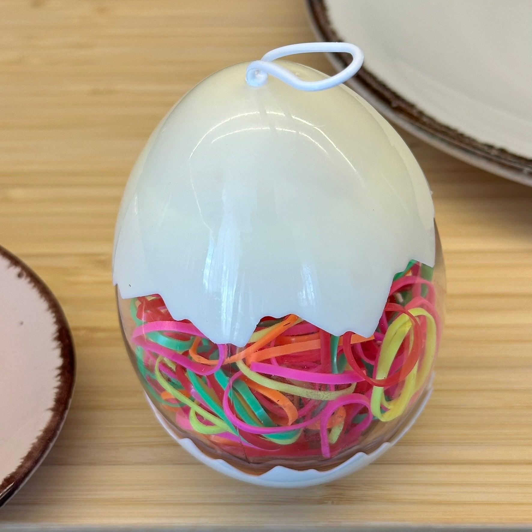 Ryškių spalvų guminės gumytės geltoname kiaušinio dėkle - Plaukuota - gumelės