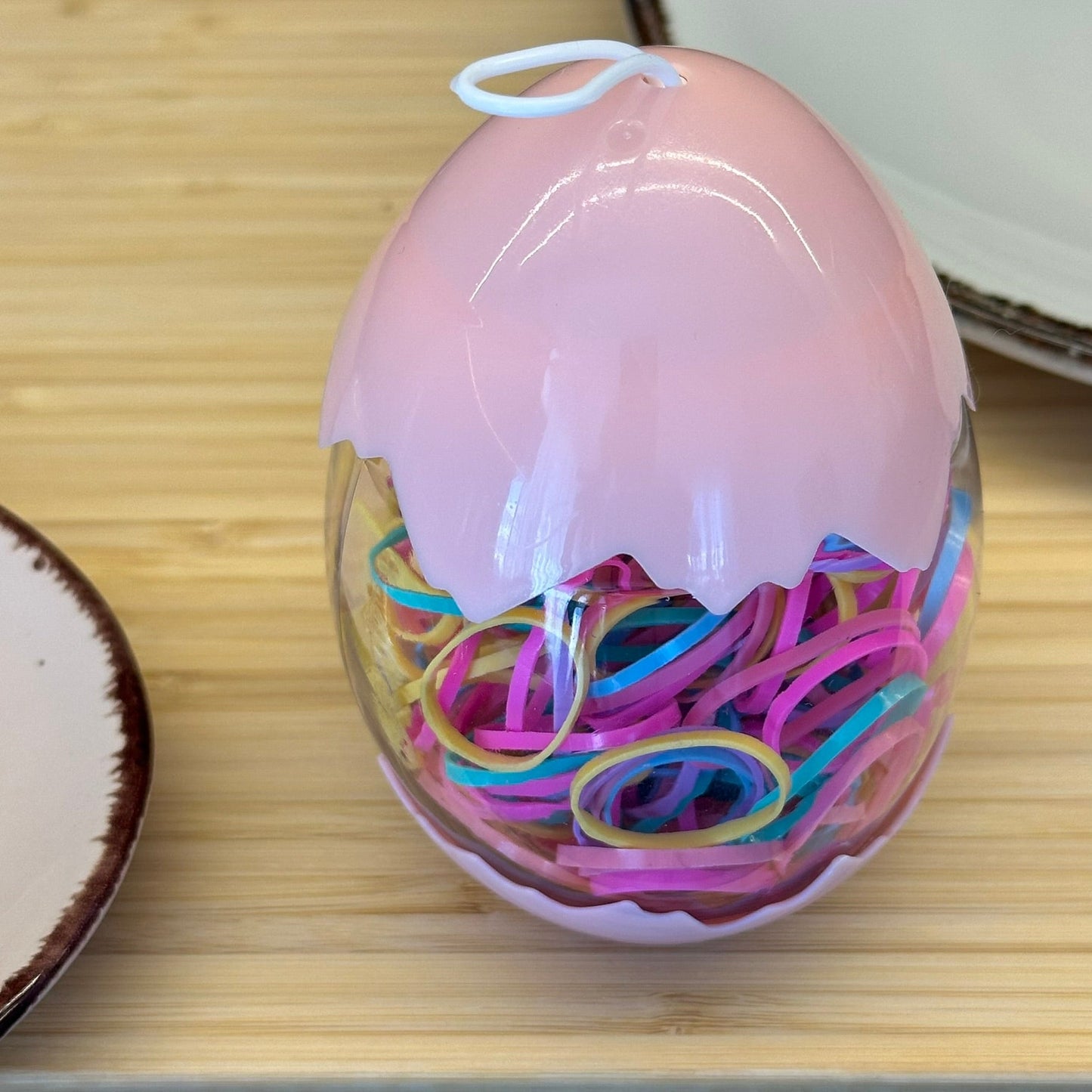 Spalvotos guminės gumytės rūžavame kiaušinio dėkle - Plaukuota - gumelės