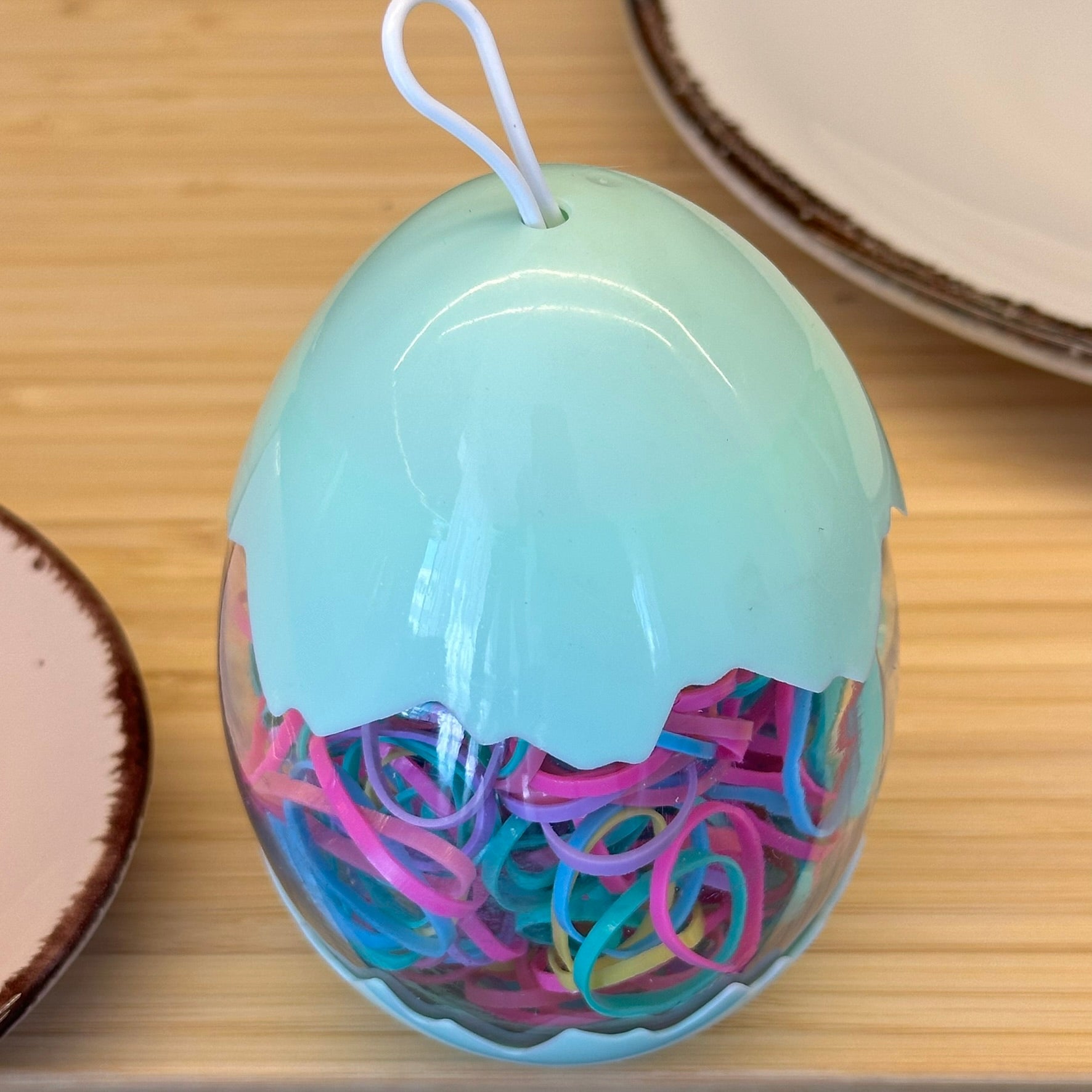 Spalvotos guminės gumytės žaliame kiaušinio dėkle - Plaukuota - gumelės