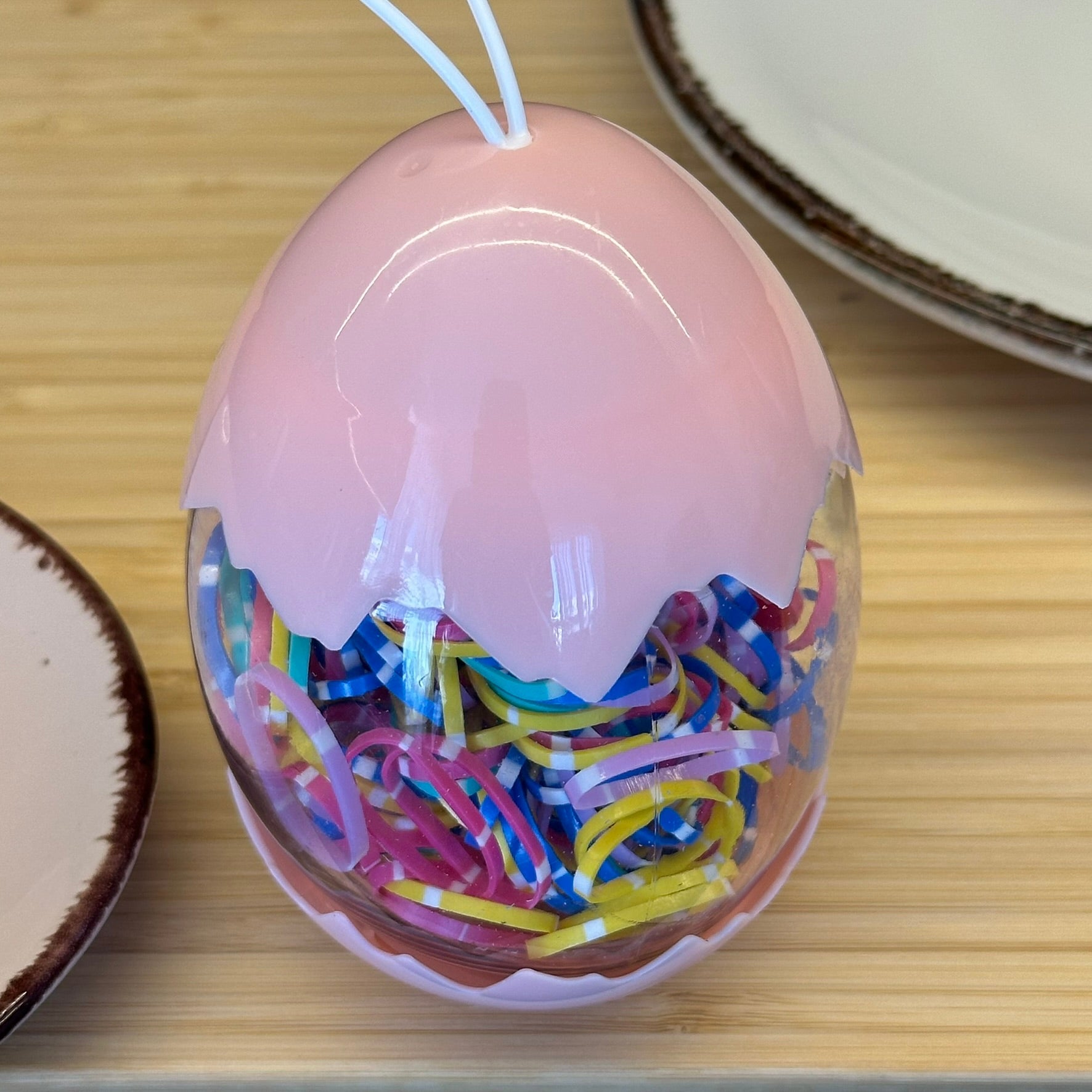 Spalvotos su baltais brūkšniukais guminės gumytės įvairių spalvų kiaušinio dėkle - Plaukuota - gumelės